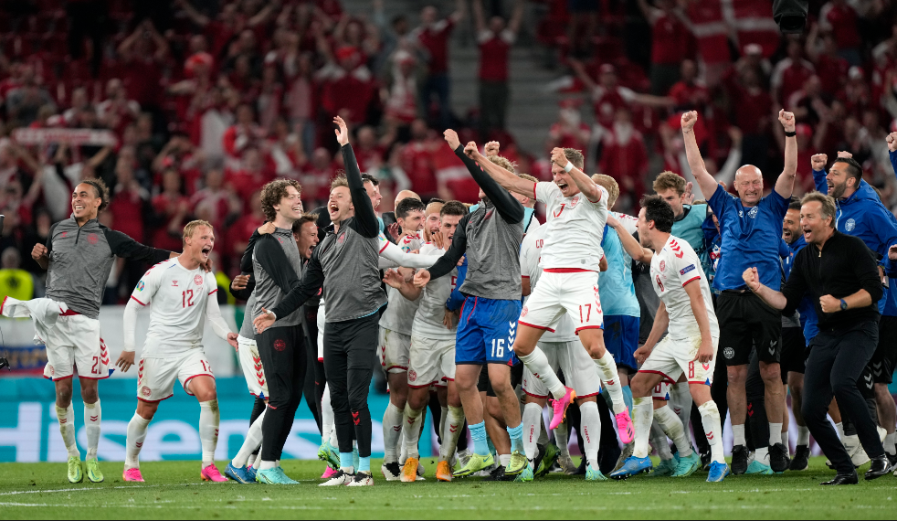 丹麦队庆祝“奇迹出线”。图/IC photo
