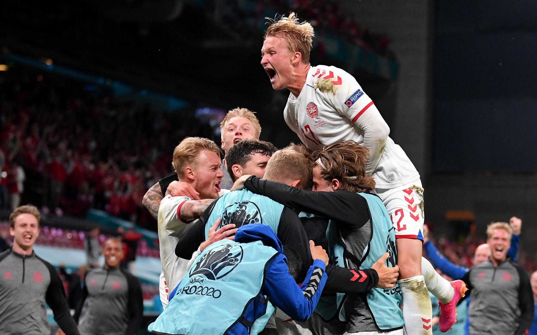 丹麦队球员庆祝进球。图/新华社